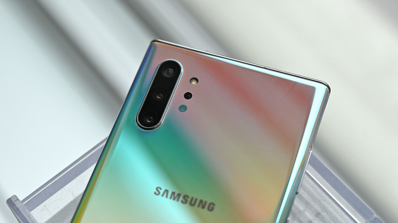 Illustration to an article entitled If You Need to Buy the Galaxy Note 10+